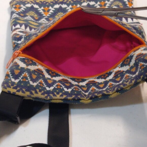 Crossbody Bag Aztec Design Adjustable Strap 3 Compartments Gender-Neutral EUC - Picture 7 of 12